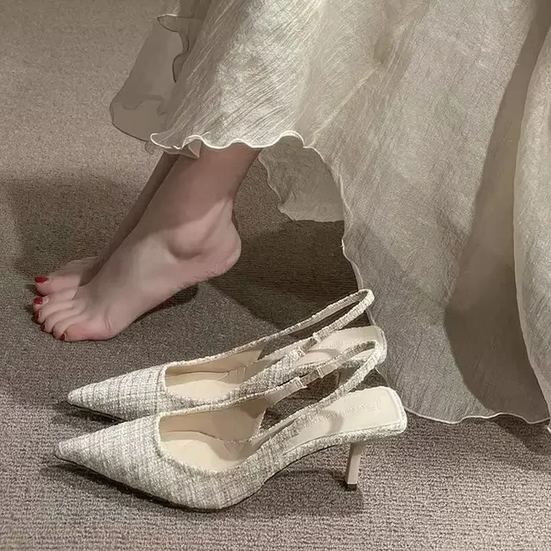 Pointed Toe Flat - Merek fesyen yang mendesain sepatu hak