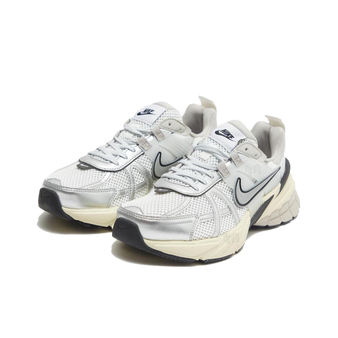 Women Shoes Nike - Nike V2K Run Warna Cerah Bergaya,